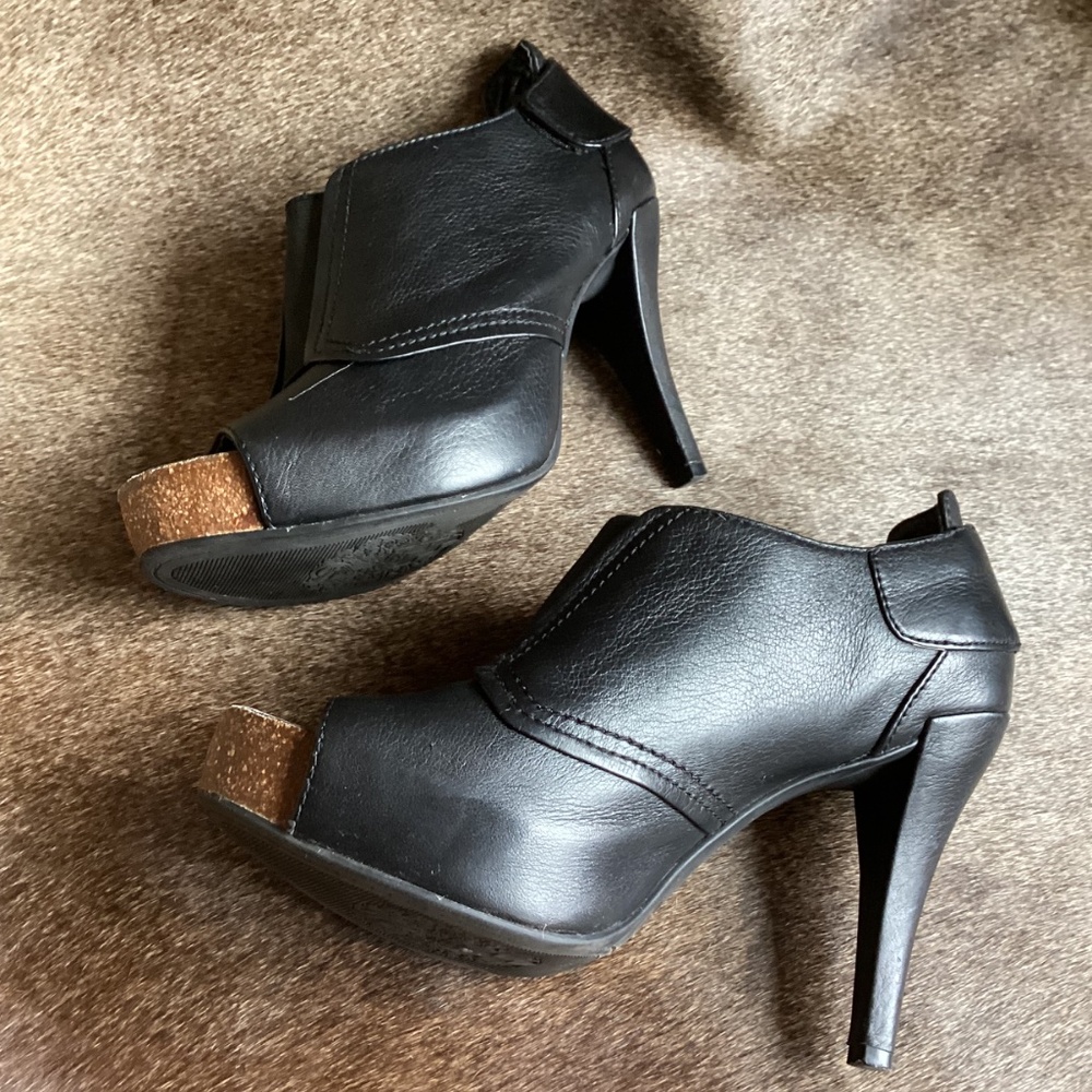 Vince Camuto Black Leather Heels - Picture 6 of 11